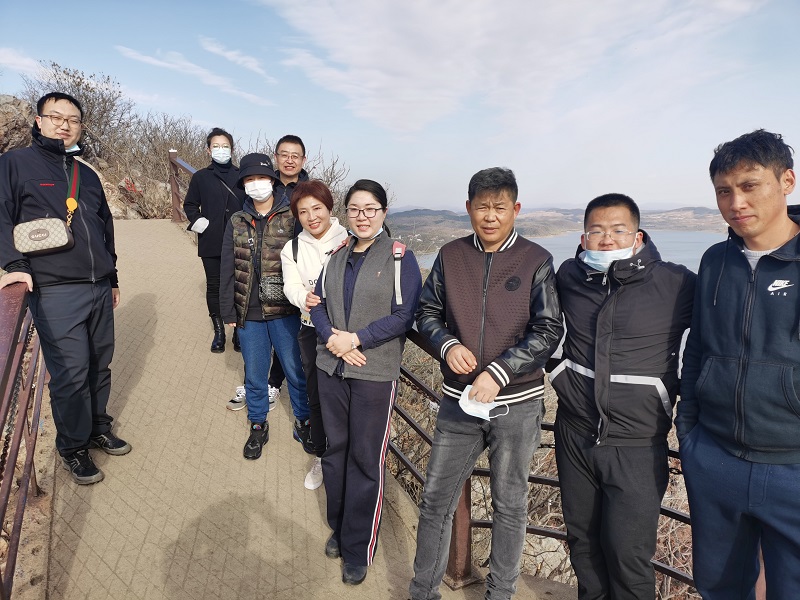 装备物资公司组织秋季登山活动